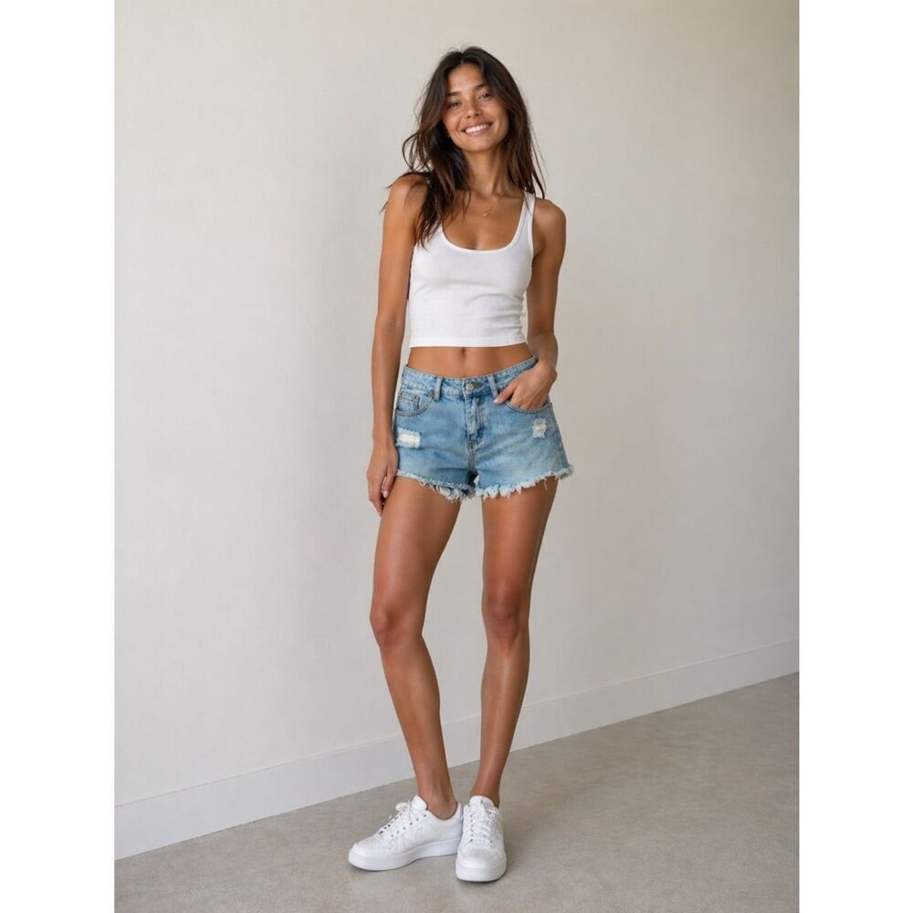 Le Lis Women’s Ripped Distressed Light Wash Denim Jean Shorts Size Medium